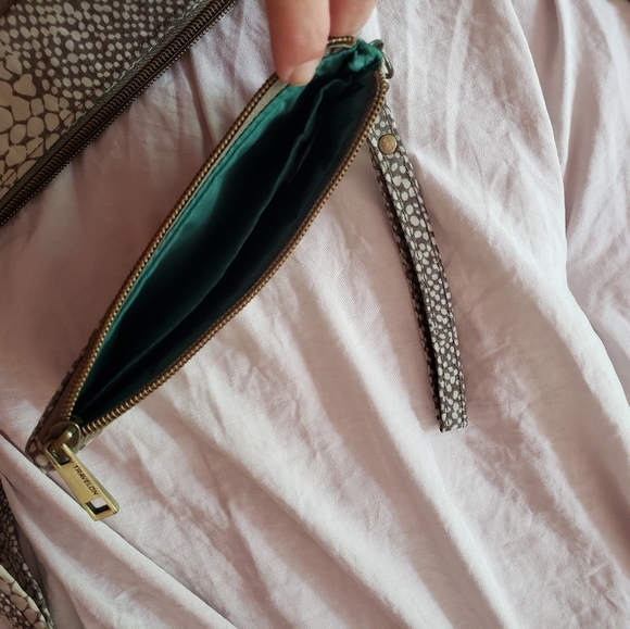 Stylish Travelon Anti-Theft Snakeskin print bag - Picture 4 of 10